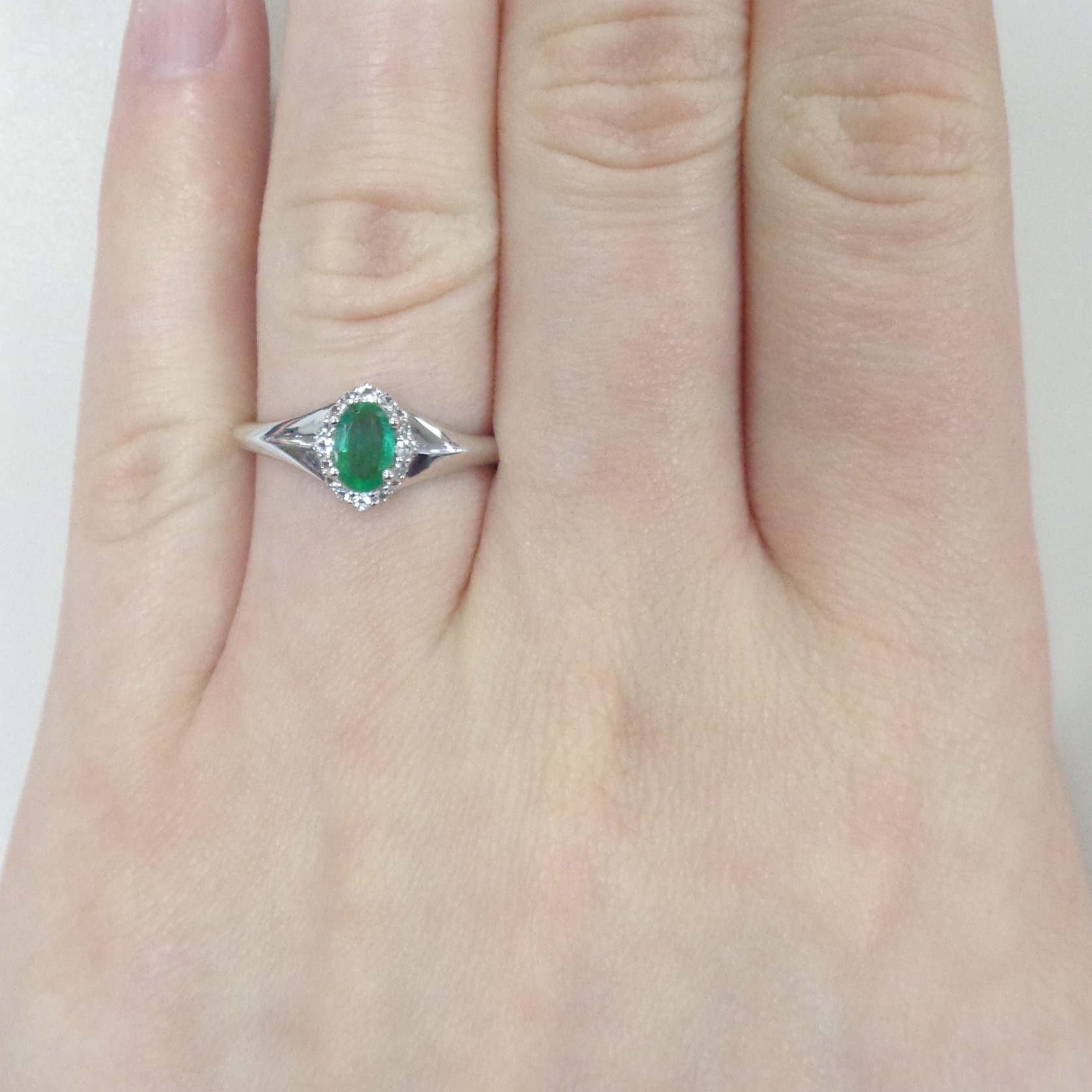 Серебряное кольцо с изумрудом